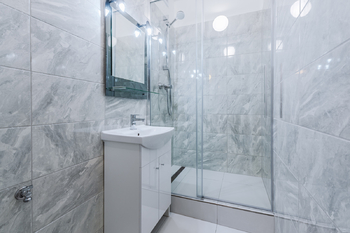 KOUPELNA SE SPRCHOU - Pronájem bytu 1+kk v osobním vlastnictví 29 m², Praha 8 - Troja