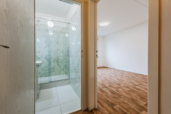 POHLED Z CHODBY - Pronájem bytu 1+kk v osobním vlastnictví 29 m², Praha 8 - Troja
