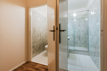 POHLED Z CHODBY - Pronájem bytu 1+kk v osobním vlastnictví 29 m², Praha 8 - Troja
