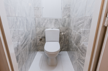 SAMOSTATNÁ TOALETA - Pronájem bytu 1+kk v osobním vlastnictví 29 m², Praha 8 - Troja