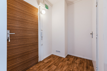 CHODBA BYTU - Pronájem bytu 1+kk v osobním vlastnictví 29 m², Praha 8 - Troja