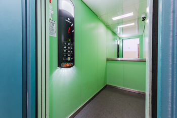 VÝTAH OBYTNÉHO DOMU - Pronájem bytu 1+kk v osobním vlastnictví 29 m², Praha 8 - Troja