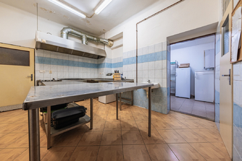 Prodej kancelářských prostor 670 m², Zbrašín