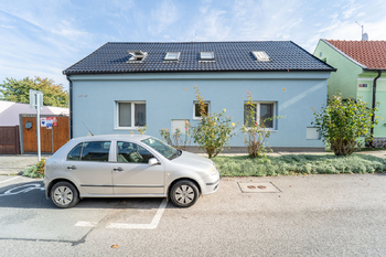 Dům z ulice - Prodej domu 197 m², Praha 8 - Ďáblice