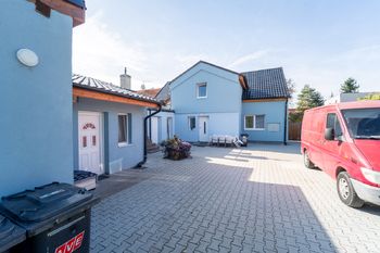 Nádvoři domu se vstupen do bytu 2kk a domu 4kk - Prodej domu 197 m², Praha 8 - Ďáblice