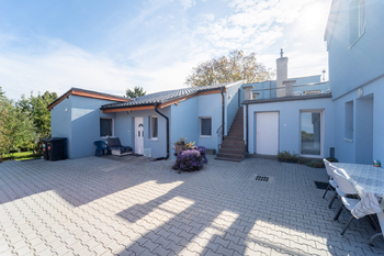 Vstup do kotelny a schody do 2.NP - Prodej domu 197 m², Praha 8 - Ďáblice