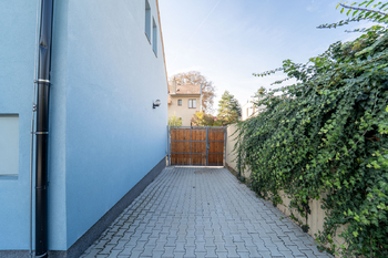 Vjezd na pozemek z ulice - Prodej domu 197 m², Praha 8 - Ďáblice