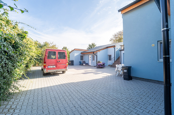 Parkovaci stání na pozemku - Prodej domu 197 m², Praha 8 - Ďáblice