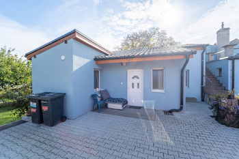 Vstup do bytu 2kk a zahraa - Prodej domu 197 m², Praha 8 - Ďáblice