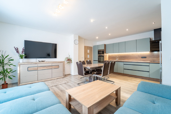 Přizemí - kuchyň a obávací pokoj - Prodej domu 197 m², Praha 8 - Ďáblice 