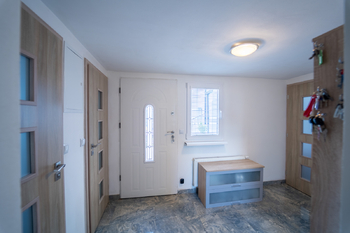 Vstup do domu 4kk - Prodej domu 197 m², Praha 8 - Ďáblice