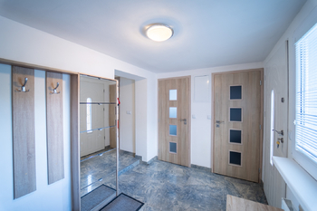 Dveře na WC a místnost na pračku - Prodej domu 197 m², Praha 8 - Ďáblice