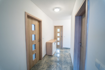 Chodba k pokojům - Prodej domu 197 m², Praha 8 - Ďáblice