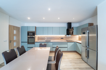 Jídlena s kuchyní a obývací pokoj - Prodej domu 197 m², Praha 8 - Ďáblice