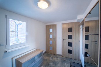 Vstup do pokoje pro hosty a komora - Prodej domu 197 m², Praha 8 - Ďáblice