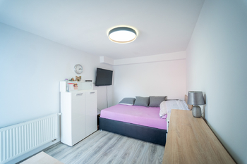 Pokoj pro hosty se vstupe na nadvoří - Prodej domu 197 m², Praha 8 - Ďáblice