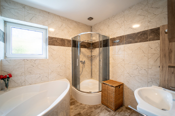 koupelna - Prodej domu 197 m², Praha 8 - Ďáblice