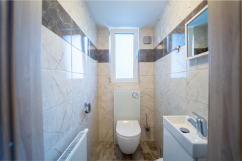 WC samostatné na chodbě - Prodej domu 197 m², Praha 8 - Ďáblice