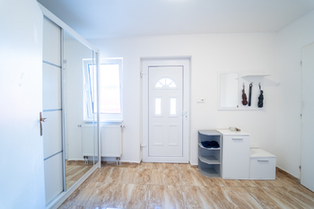 Chodba bytu - Prodej domu 197 m², Praha 8 - Ďáblice