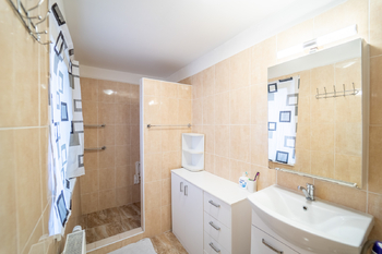 Koupelna bytu 2kk - Prodej domu 197 m², Praha 8 - Ďáblice