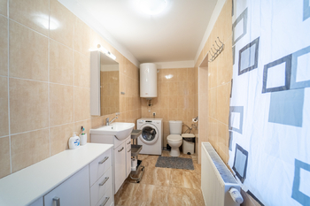 Koupelna bytu 2kk pohled 2 - Prodej domu 197 m², Praha 8 - Ďáblice