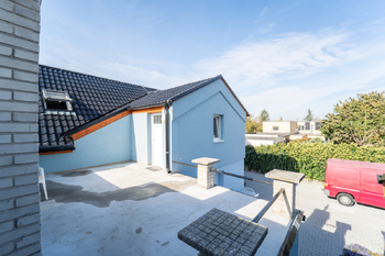 2. NP terasa a vstup k bytům - Prodej domu 197 m², Praha 8 - Ďáblice