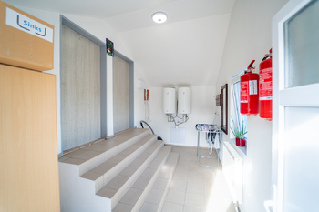 Vstup byt č. 2 a byt č. 3 - Prodej domu 197 m², Praha 8 - Ďáblice