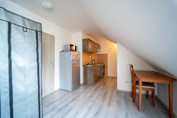 Kuchyň bytu č. 3 pohled 2 - Prodej domu 197 m², Praha 8 - Ďáblice