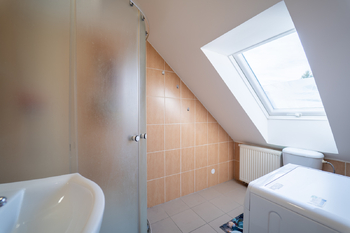 Koupelna bytu č. 2  sprcha - Prodej domu 197 m², Praha 8 - Ďáblice
