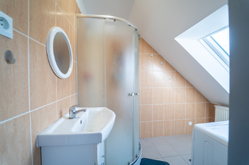 Koupelna bytu č. 2 ve 2.NP - Prodej domu 197 m², Praha 8 - Ďáblice