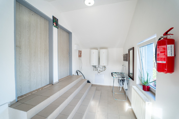 Vstup do bytu č. 2 ve 2. NP - Prodej domu 197 m², Praha 8 - Ďáblice