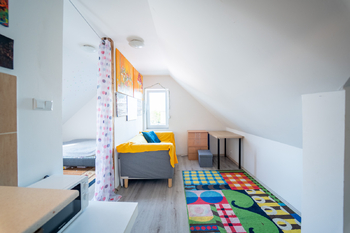 Pokoj a kuchyň bytu č. 2 - Prodej domu 197 m², Praha 8 - Ďáblice