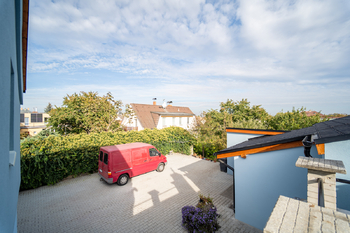 vyhled z terasy na nádvoři domu - Prodej domu 197 m², Praha 8 - Ďáblice