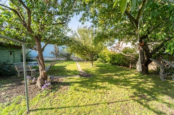 Zahrada se stromy - Prodej domu 197 m², Praha 8 - Ďáblice