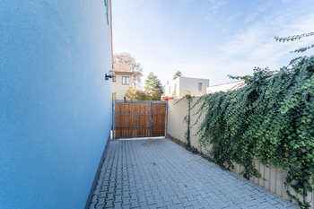 Odjezd z pozemku dokmu na ulici - Prodej domu 197 m², Praha 8 - Ďáblice
