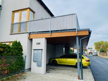 Kryté parkovací stání - Prodej bytu 3+kk v osobním vlastnictví 80 m², Mukařov