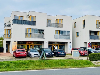 Obchody v okolí - Prodej bytu 3+kk v osobním vlastnictví 80 m², Mukařov