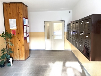 hlavní vstup do byt. domu - Prodej bytu 2+1 v osobním vlastnictví 64 m², Mariánské Lázně