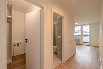 vstup do koupelny a samostatné šatny - Pronájem bytu 2+1 v družstevním vlastnictví 60 m², Vsetín