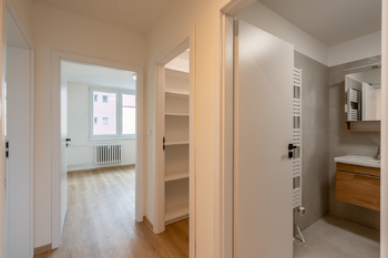 vstup do satny a ložnice (pokoje č.1) přímo na konci chodby - Pronájem bytu 2+1 v družstevním vlastnictví 60 m², Vsetín