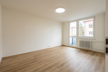 ložnice s lodžií (pokoj č. 2) - Pronájem bytu 2+1 v družstevním vlastnictví 60 m², Vsetín