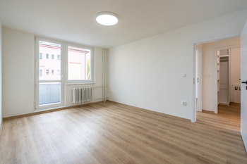ložnice s lodžií (pokoj č. 2) - Pronájem bytu 2+1 v družstevním vlastnictví 60 m², Vsetín