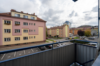 vstup na lodžii z ložnice (pokoje č.2) - Pronájem bytu 2+1 v družstevním vlastnictví 60 m², Vsetín