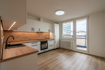 z kuchyně lze vyjít na první lodžii směrem k náměstí - Pronájem bytu 2+1 v družstevním vlastnictví 60 m², Vsetín