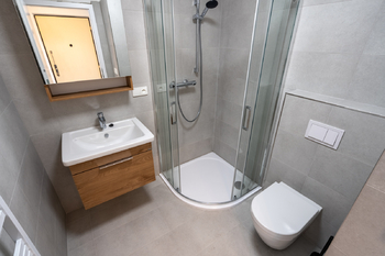 nová koupelna se sprchovým koutem, wc, umyvadlem, skříňkou a otopným žebříkem - Pronájem bytu 2+1 v družstevním vlastnictví 60 m², Vsetín