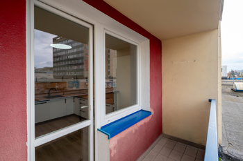 první lodžie u kuchyně směřuje k náměstí - Pronájem bytu 2+1 v družstevním vlastnictví 60 m², Vsetín