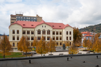 přímý výhled z kuchyně a lodžie - Pronájem bytu 2+1 v družstevním vlastnictví 60 m², Vsetín