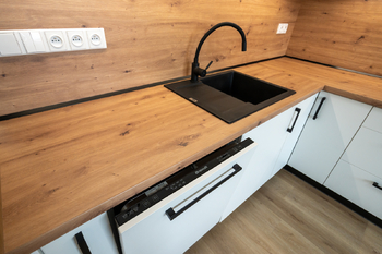 designová a kvalitní nová kuchyň - Pronájem bytu 2+1 v družstevním vlastnictví 60 m², Vsetín