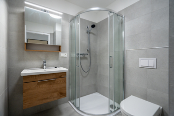 příjemná designová koupelna - Pronájem bytu 2+1 v družstevním vlastnictví 60 m², Vsetín