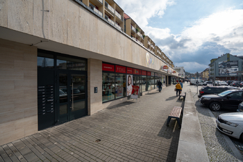 vstup do domu od náměstí - Pronájem bytu 2+1 v družstevním vlastnictví 60 m², Vsetín
